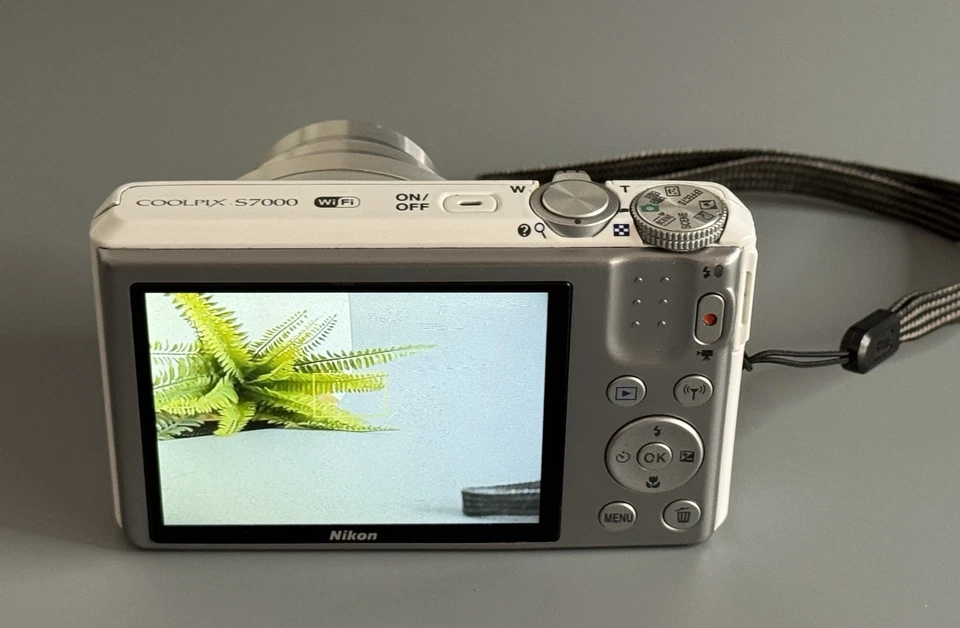 Nikon COOLPIX S7000. In Weiß. Incl Zubehörpaket Und 8GB-Karte. ✅ - Bild 3 von 4