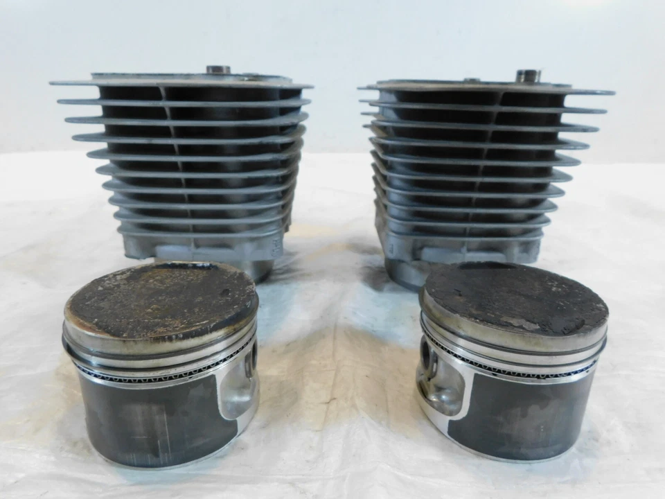 Par de jarras de cilindro plateadas Harley Davidson Sportster 883 con pistones P/N: 16446-86 Foto 3 de 4