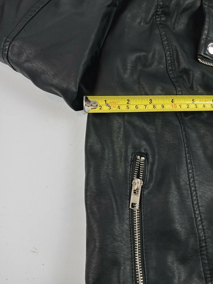 Jaqueta Forever 21 feminina pequena preta couro sintético com colarinho de pele sintética motocicleta - Imagem 2 de 4
