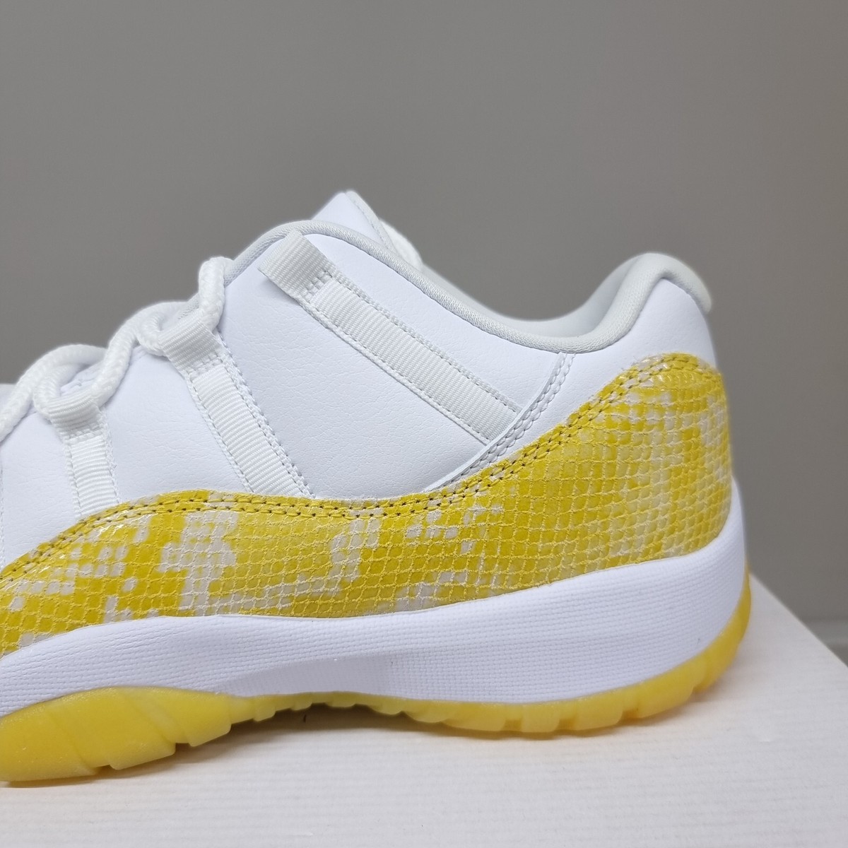 NIKE AIR JORDAN 11 RETRO LOW 