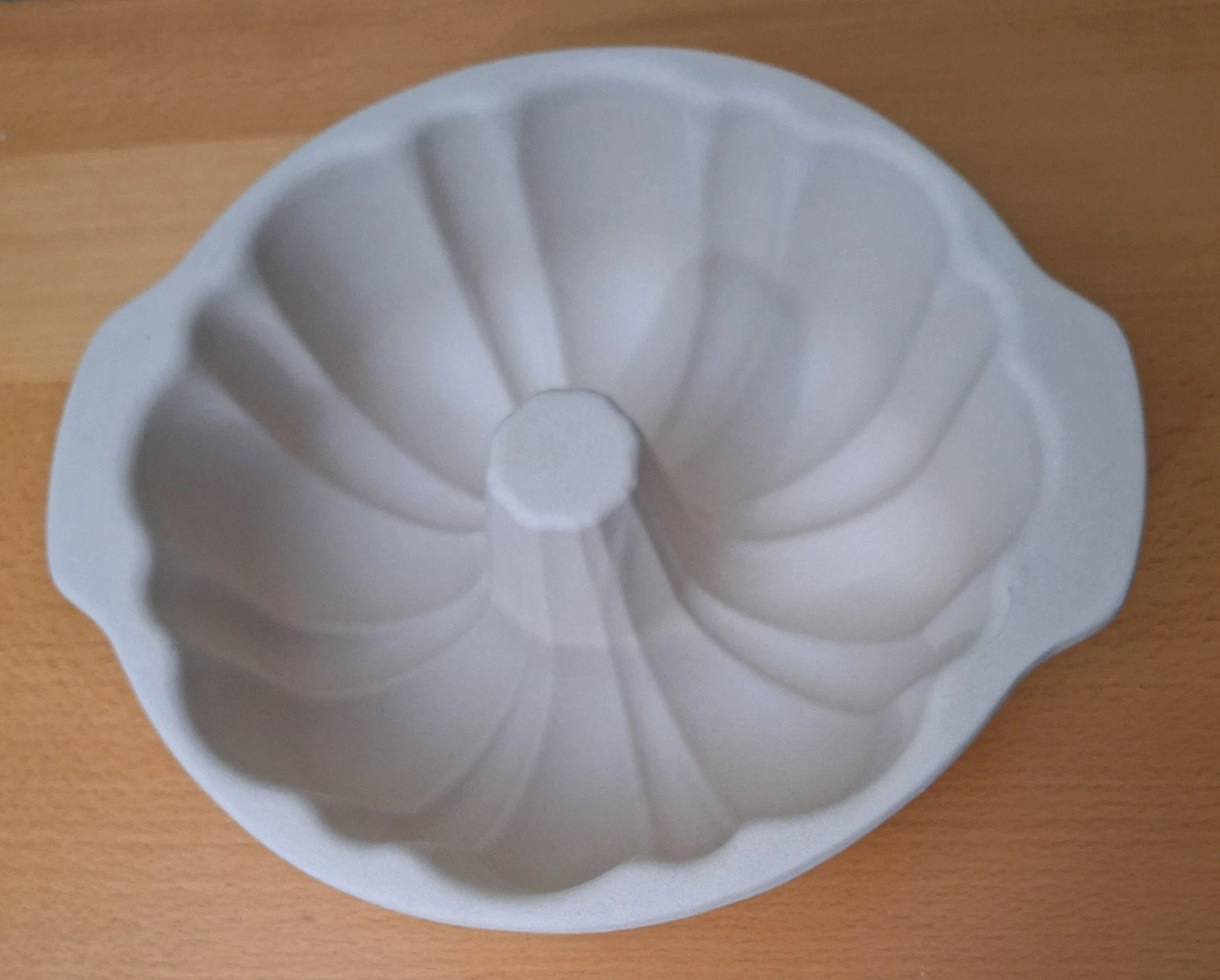 NWOT Pampered Chef Stoneware Bundt Cake Pan Fluted Tube Mold 10" Beige USA