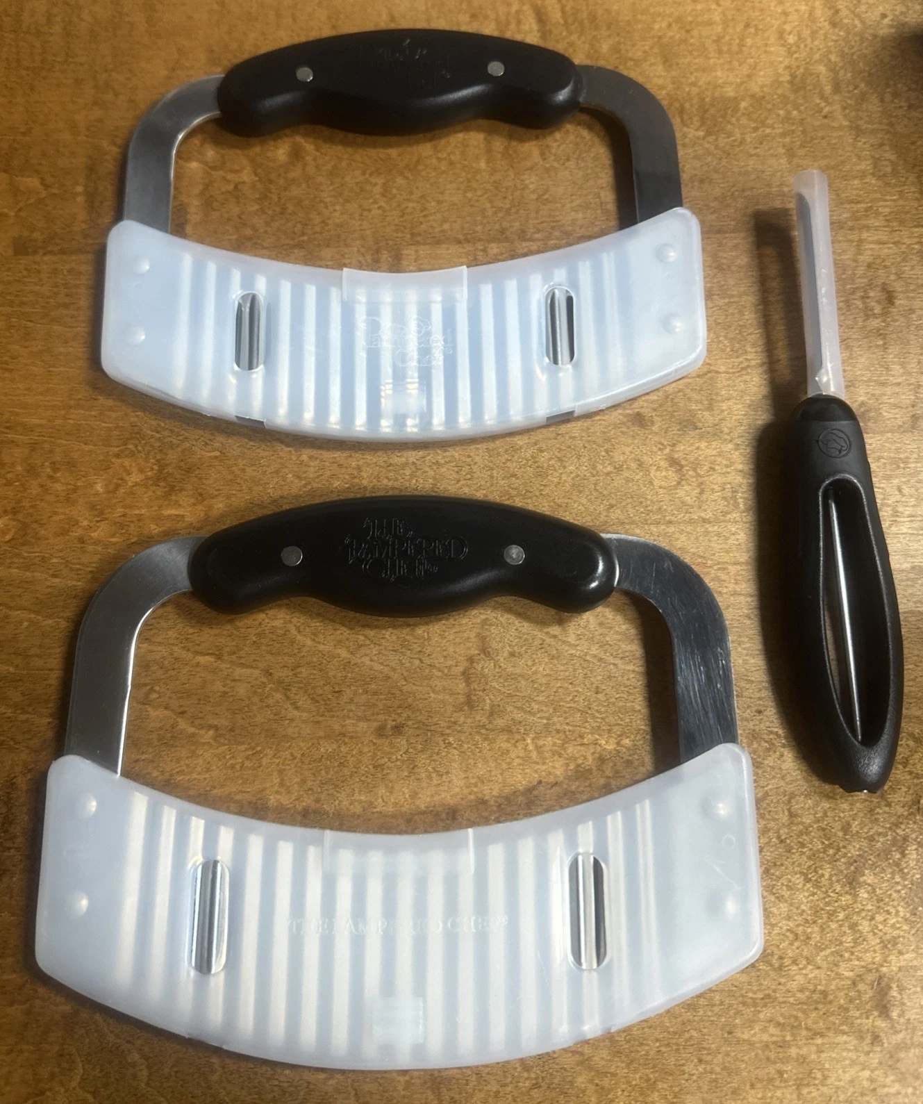 2 PAMPERED CHEF HAND HELD ROCKING SERRATED SLICER/CHOPPER W/COVER +++ PEELER