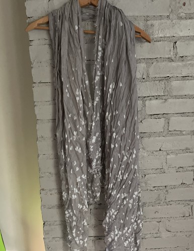 Foulard Tilo créateur imprimé coeur gris avec franges cils NEUF avec étiquettes 100%modal - Photo 1/4