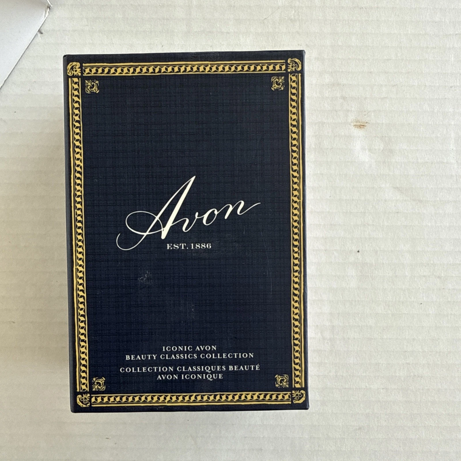 AVON ICONIC BEAUTY CLASSIC COLLECTION 24 EYES SHADOWS 4 BLUSHES MAKEUP KIT SET