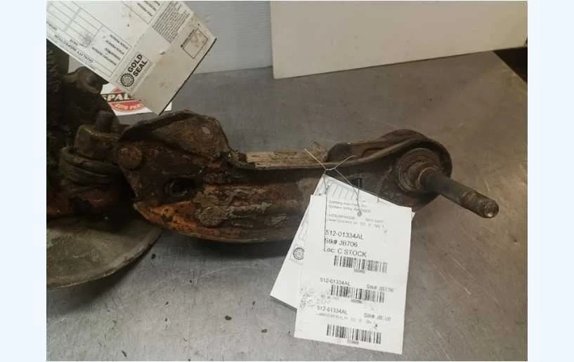 Nudillo y brazo de dirección delantera izquierda del conductor de 1972 Dodge Dart freno de disco 9388860 Foto 2 de 4