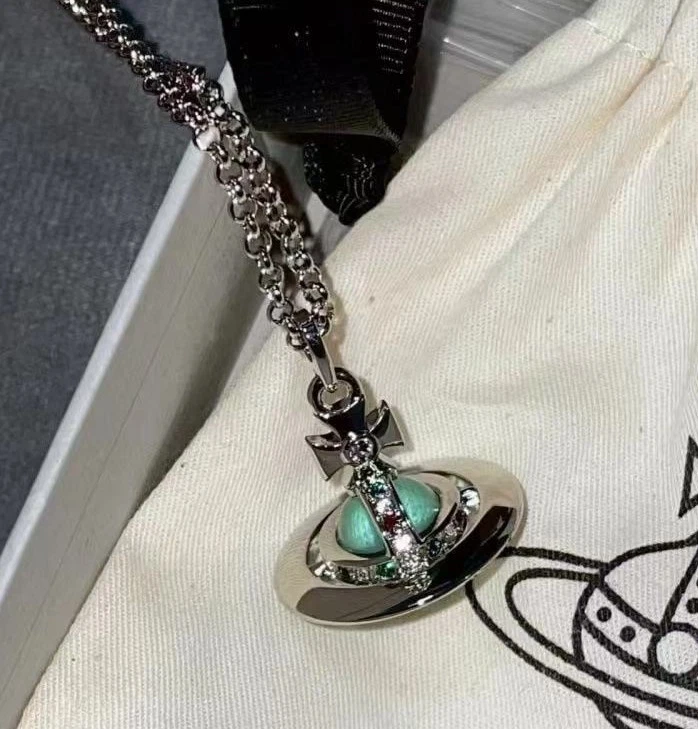 Collar Colgante Vivienne Westwood 3D Usado Menta Orbe Verde Tono Plata Foto 4 de 4
