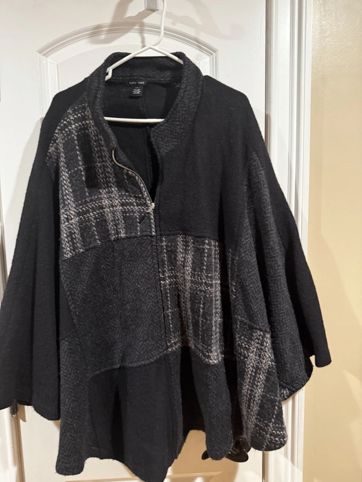 Katie Todd 100% Wool Size L/XL Zip Up Black Cape Poncho Shawl Jacket