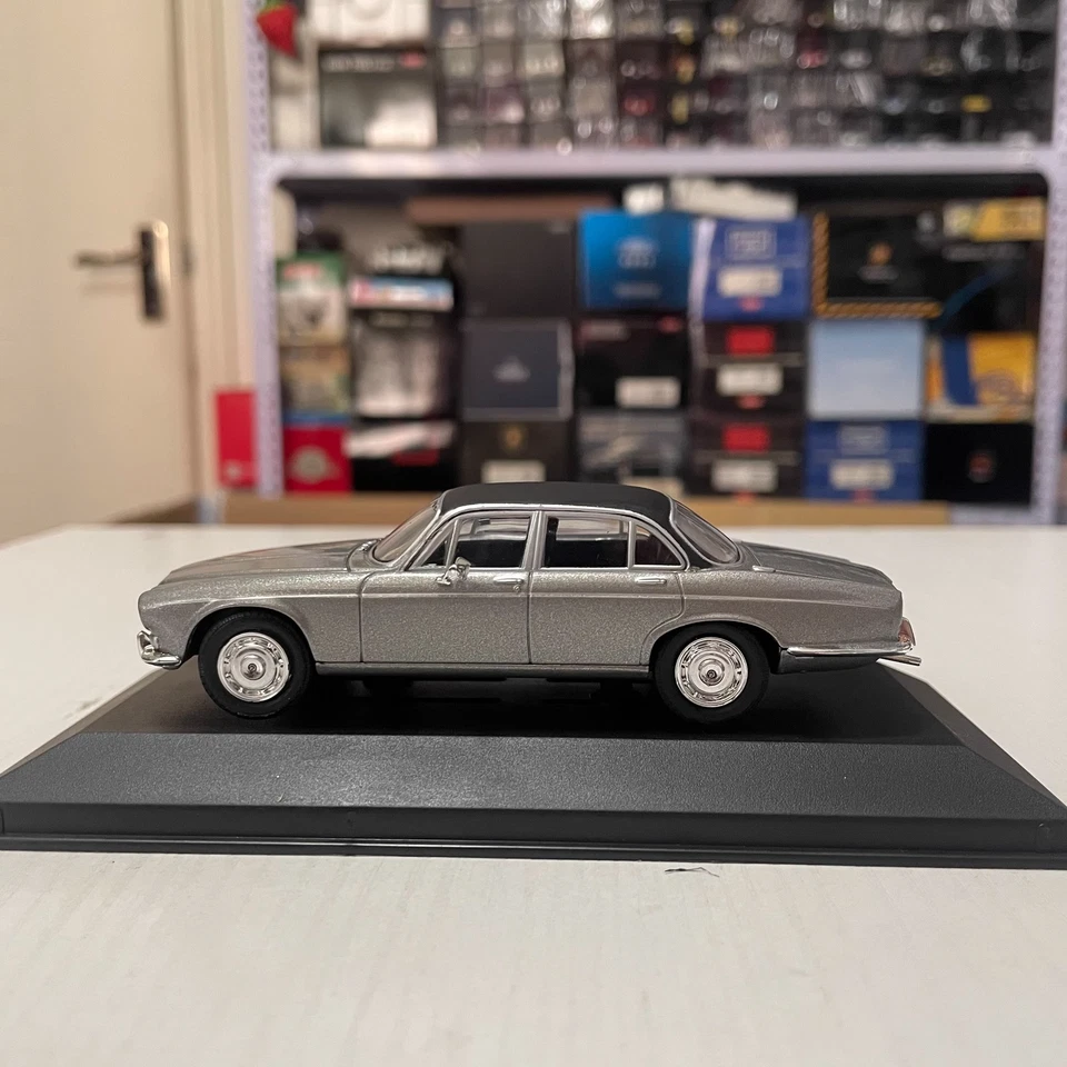 1:43 Vanguards/Corgi Daimler Sovereign Diecast Model - Image 2 of 4