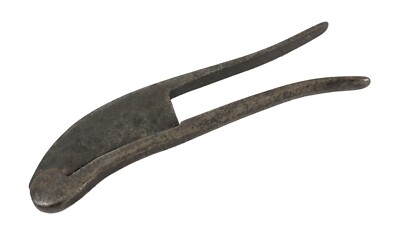 Home Utility Collectible Tool Iron Betel Seed Cutter Dry Fruit Cracker. i12-416