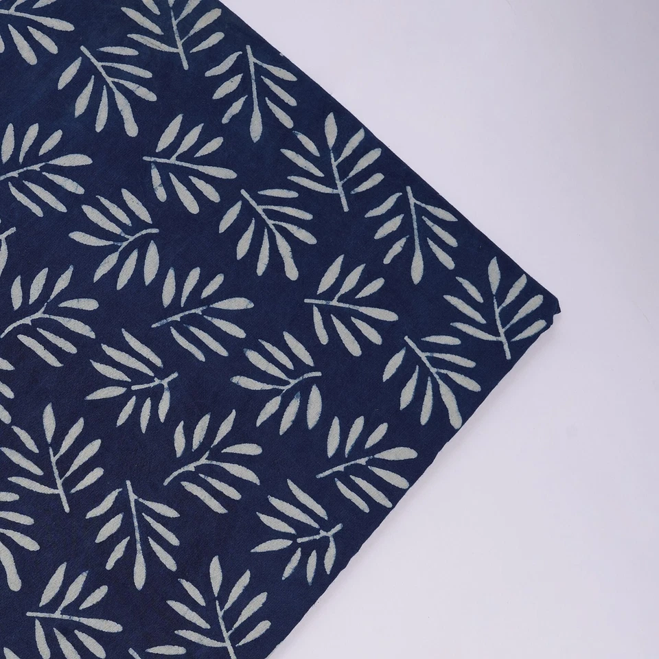 Bloque de mano de madera indio natural Dabu 100 % estampado algodón puro tela azul índigo Foto 3 de 4