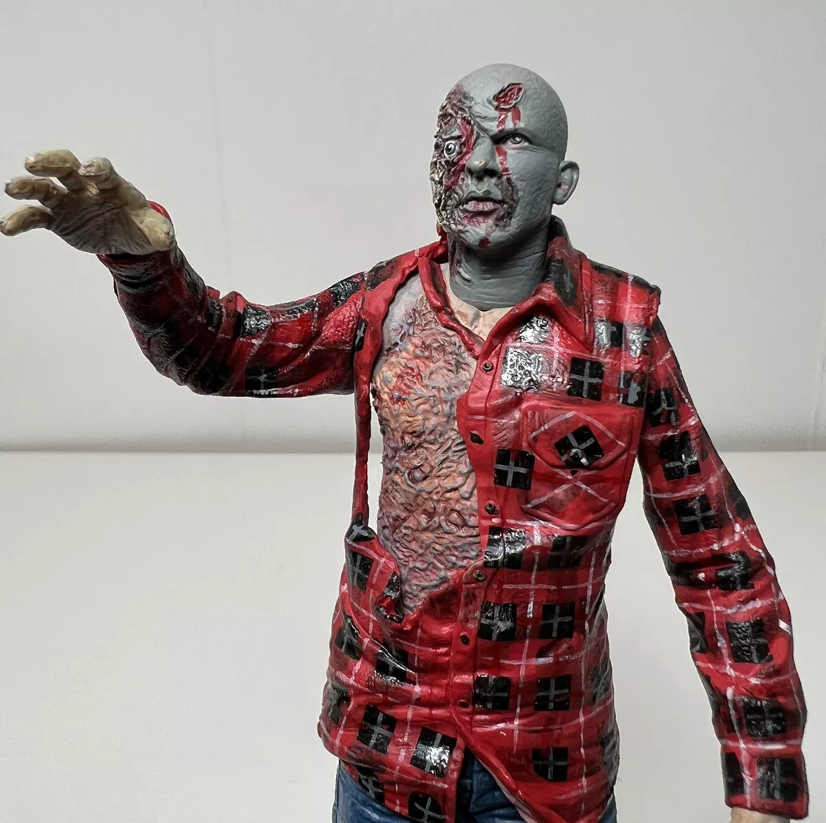 NECA Dawn of the Dead Plaid Shirt Zombie Action Figure Cult Classics