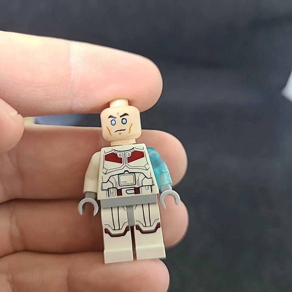 Lego Star Wars Jek-14 with Helmet Lightsaber sw0475 Set 75018 RARE Minifigure - Image 3 of 4