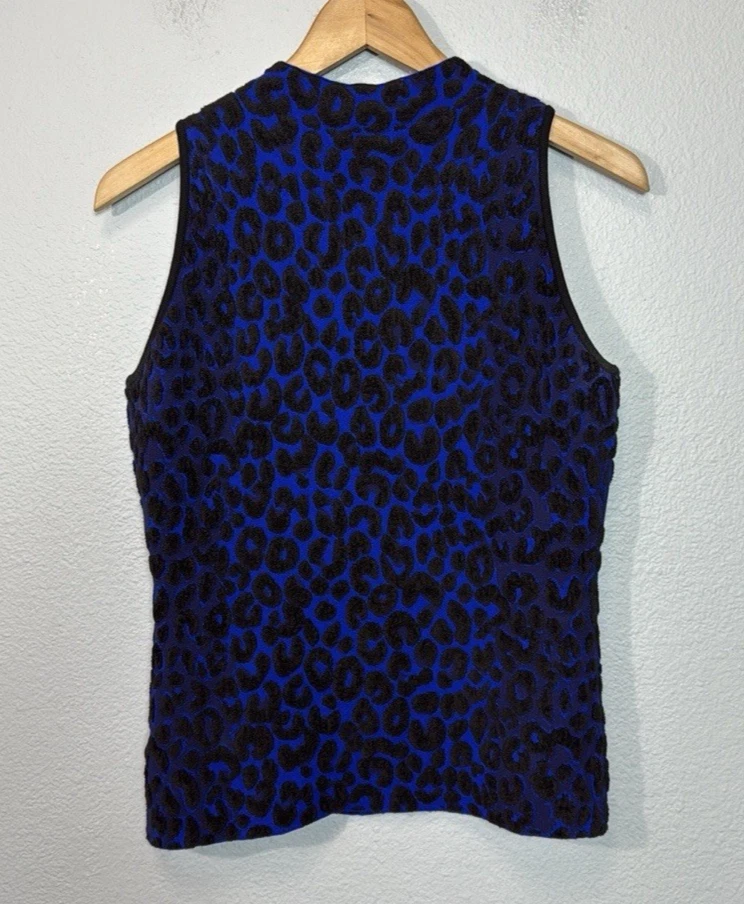 Suéter Milly texturizado estampa de chita macio azul royal preto sem mangas gola simulada - Imagem 2 de 4