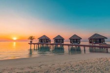 Wandbild: Malediven Island Sunset. Wasser Bungalows Resort am Insel Beach. [...]