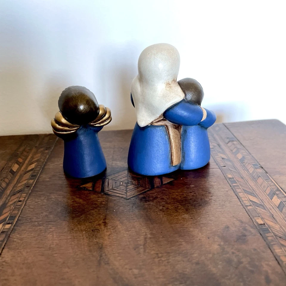 Thun Statuina Presepe Classico Pastorella Con Bimba E Angioletto Con Libro Blu - Immagine 2 di 4