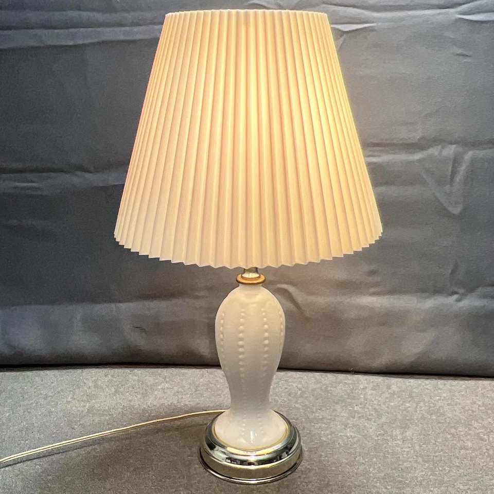 Lámpara de mesa vintage de vidrio esmerilado cuerpo con cuentas blancas pantalla plisada base cromada dorada Foto 4 de 4