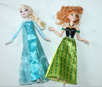 2 tlg. Elsa & Anna Eiskönigin super neuwertige Puppen Hasbro & Mattel für Kinder