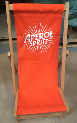 Aperol Spritz Liegestuhl. Zwei Hartholzrahmen mit Canvas-Schlinge.