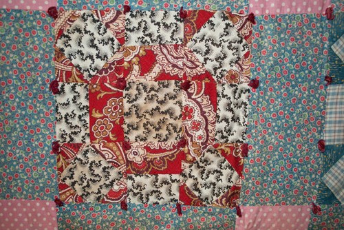 Vintage Patchwork Quilt, 1930's Crown Of Thorns Tied, 84" x 70-1/2" - Picture 4 of 9