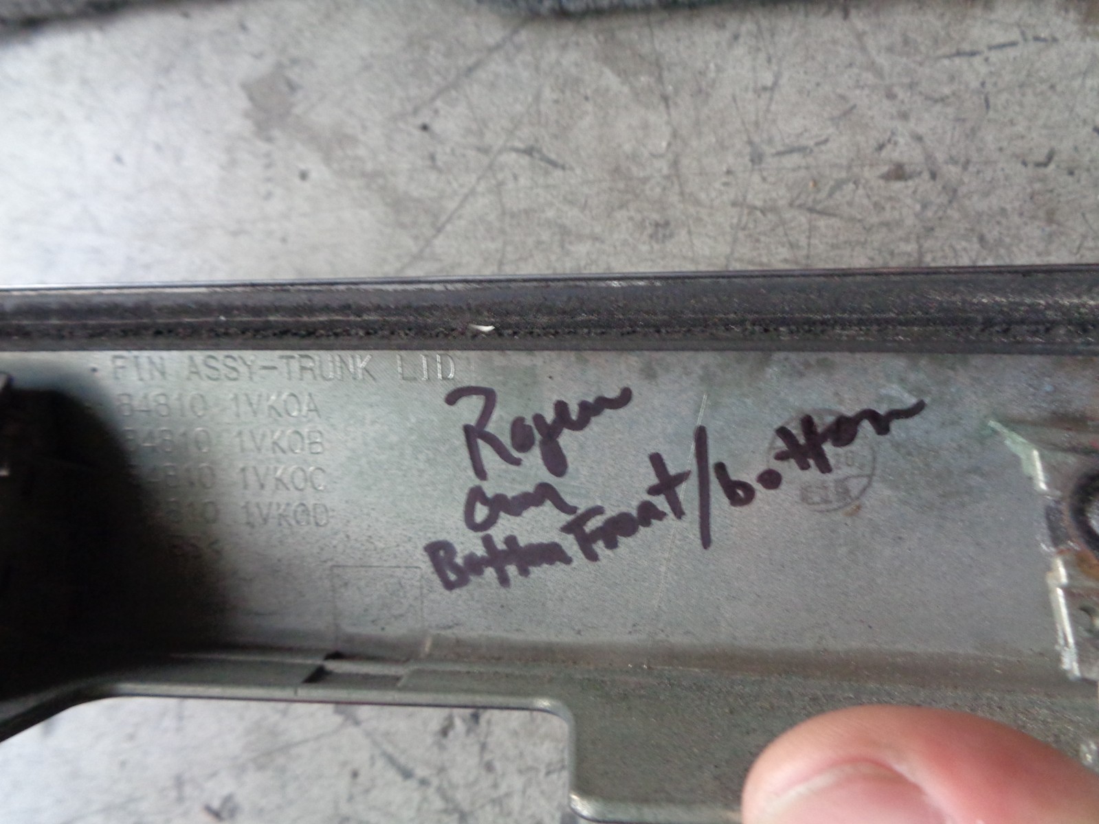 2010 - 2014 Nissan Rogue Rear Liftgate Tailgate Trunk Lid License Molding OEM