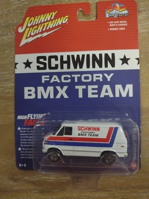 JOHNNY LIGHTNING SCHWINN 1976 CHEVROLET G20 VAN 1/64 FACTORY BMX TEAM JLPC011 T8