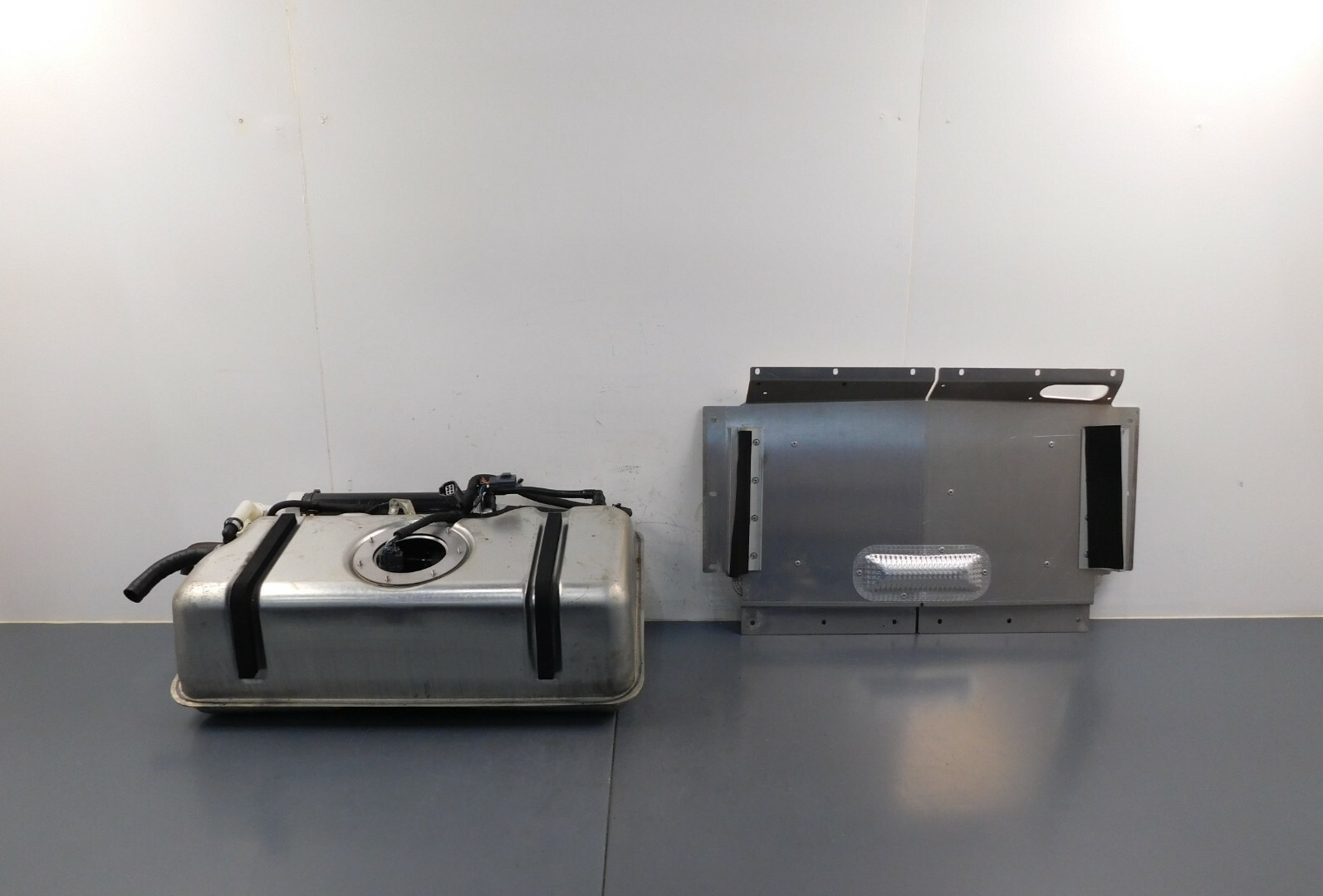 2014 12 -18 Aston Martin V12 Vanquish Fuel Tank Assembly #1697 L5 