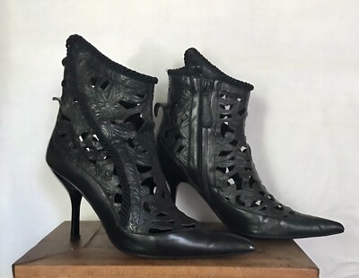 Italian designer Vicini Vero Cuoio Ankle Black Leather Laser Cut Boots. Size 40,