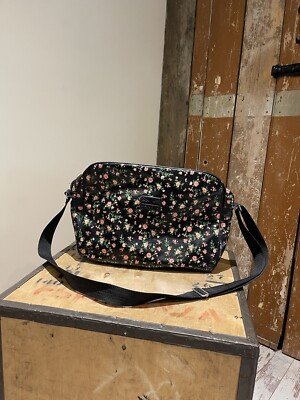 Kangol Schultertasche schwarz Blumenmuster verstellbarer Riemen Reißverschluss