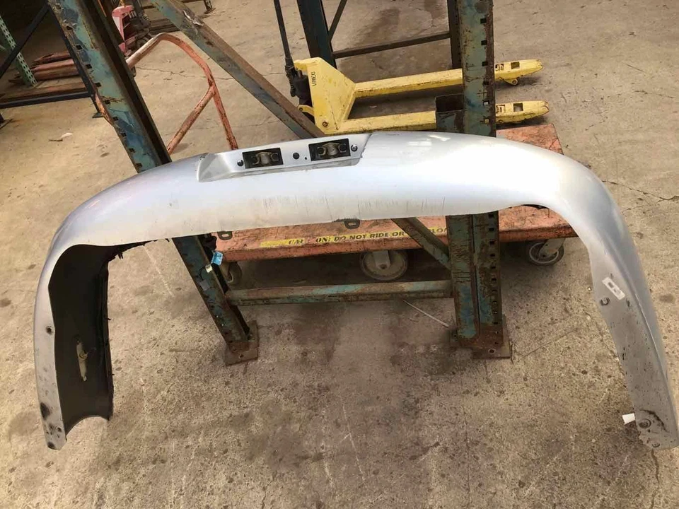 Cubierta de parachoques trasero Ford Taurus 1999 sedán código de pintura TS plateado escarcha metálico Foto 2 de 4