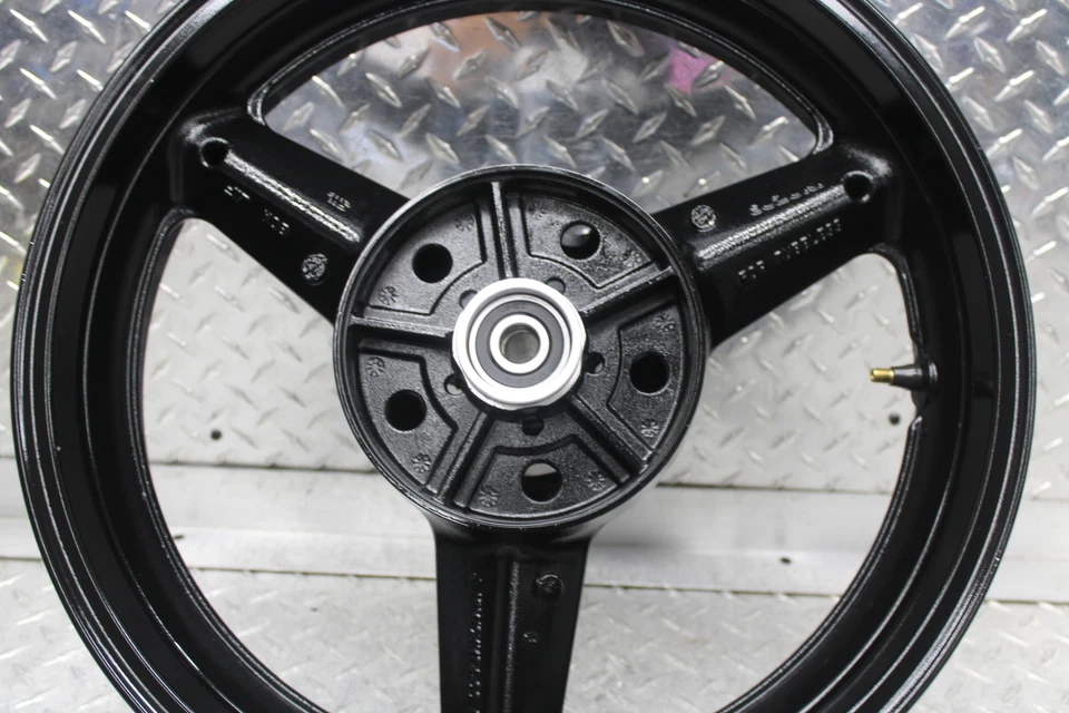 Llanta trasera Suzuki GW250F 2015 64111-48H00-YGA Foto 2 de 4