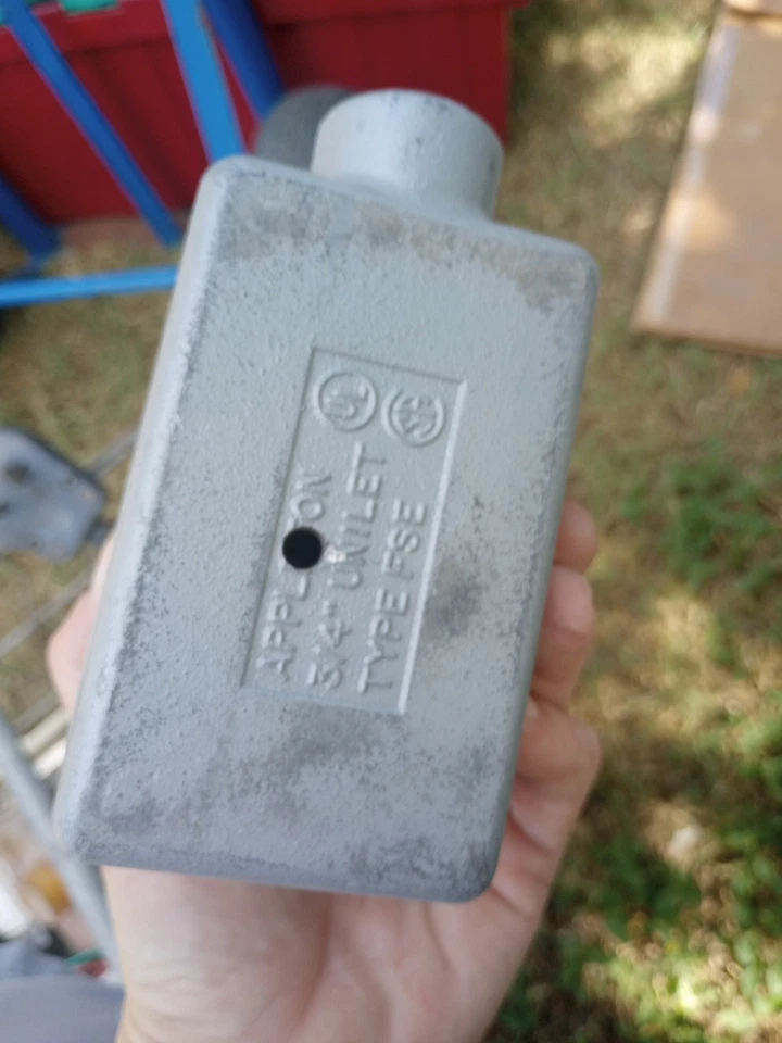 Dispositivo de cableado Appleton - Receptáculo de bloqueo Hbl20403, sin Nema, 20/30 A,  Foto 3 de 4