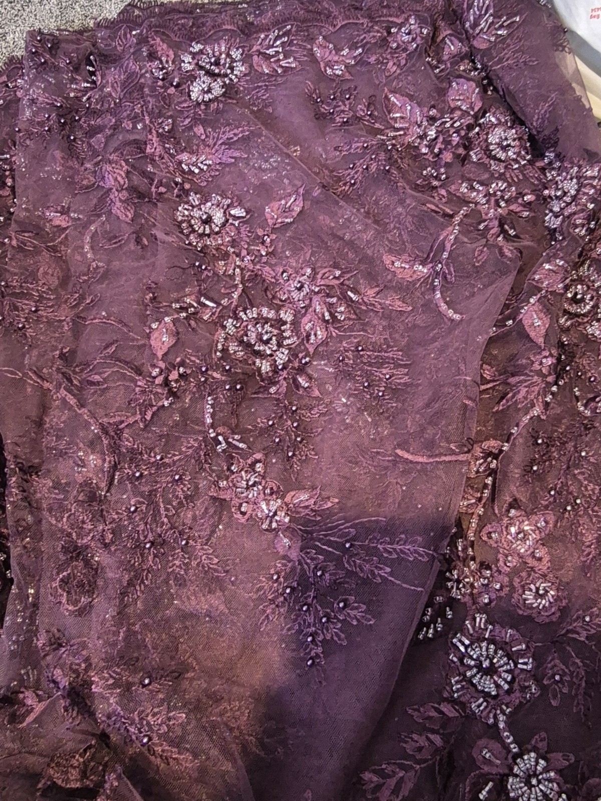 Lujoso vestido de novia de encaje con cuentas pesadas y lentejuelas material de tela ciruela