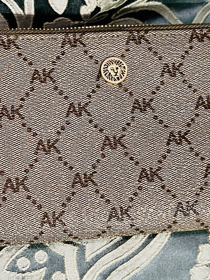 Cartera sin asas Anne Klein Signature rosa tostada con cremallera para mujer chequera clásica Foto 3 de 4