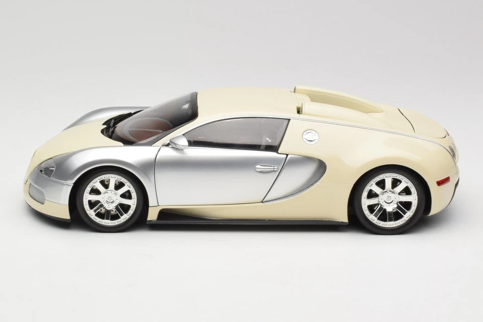 100110854 Bugatti Veyron Edition Centenaire Chrome Beige Minichamps 1/18 - Immagine 4 di 4