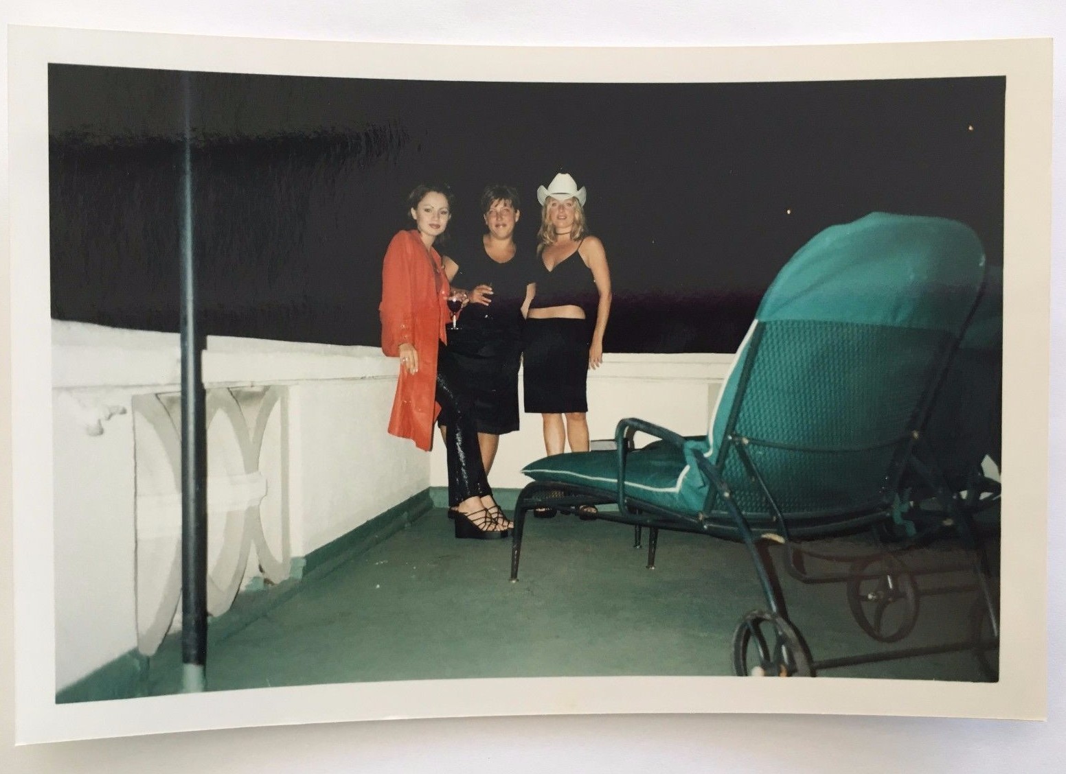 ALTRA FOTO vintage anni 90 di 3 amici 1 ha cappello cowboy e canotta altro lungo giacca rossa