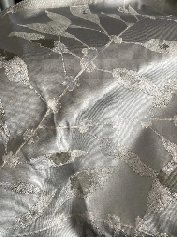 日本灵感缎面面料内饰。 灰色花朵/枝条 2 3/4 码 55 英寸宽 — 第 4/4 张图片