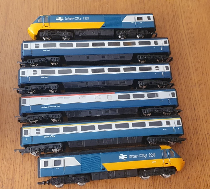 Hornby BR HST 125 Intercity + Rake of 4 coaches | eBay UK