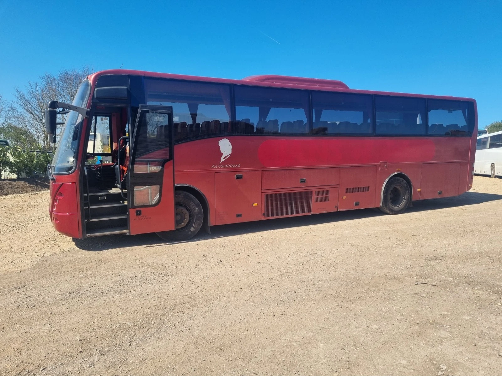 2002 Volvo B12 Jonckheere Mistral 50 - Red - 53 seater - Picture 2 of 10