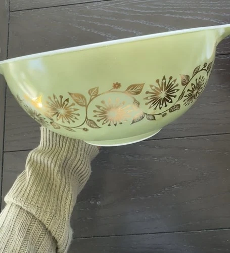 Pyrex 443 Sage Green Gold Medallion Cinderella Mixing Bowl 2.5 quart vintage
