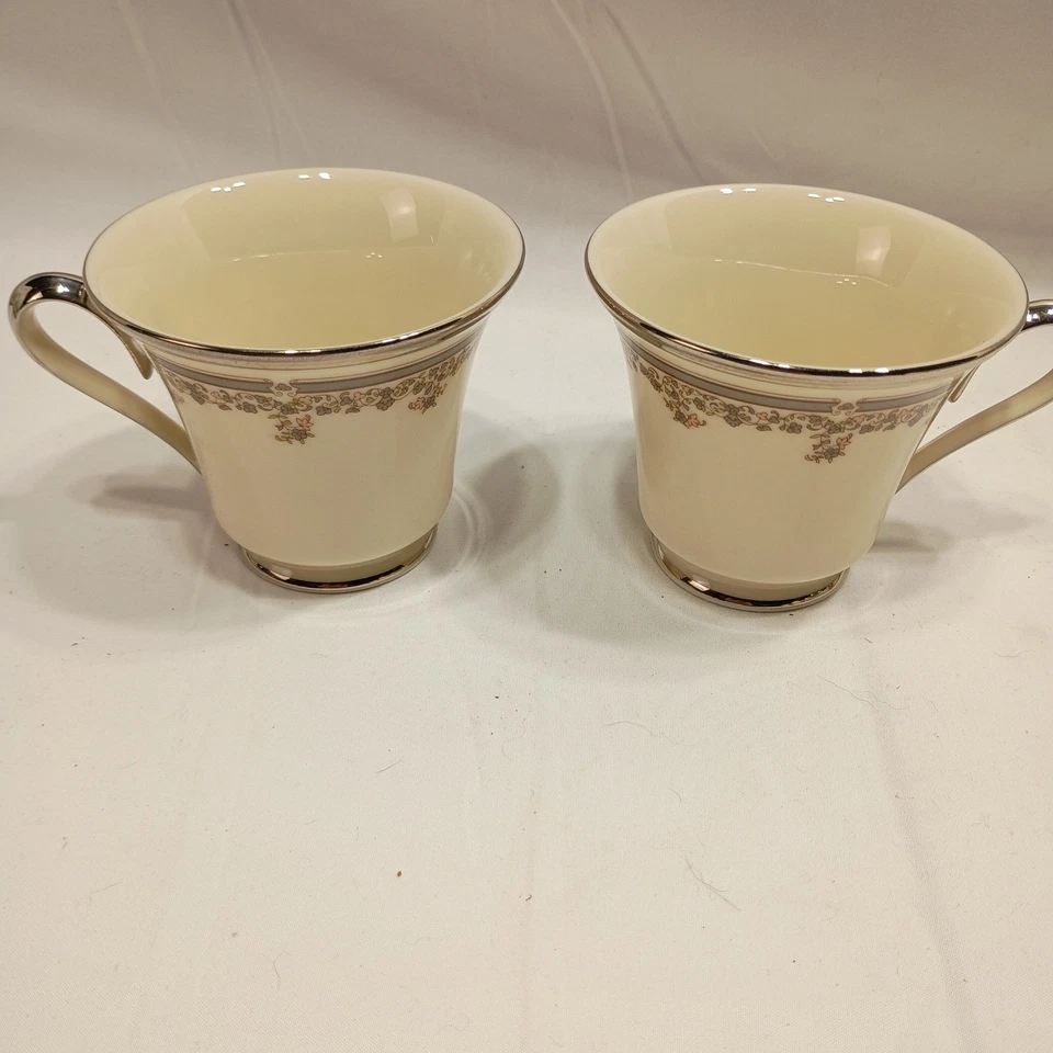 Juego de 2 tazas y platillos de té Lenox Lace Point vintage de porcelana con borde dorado floral Foto 2 de 4