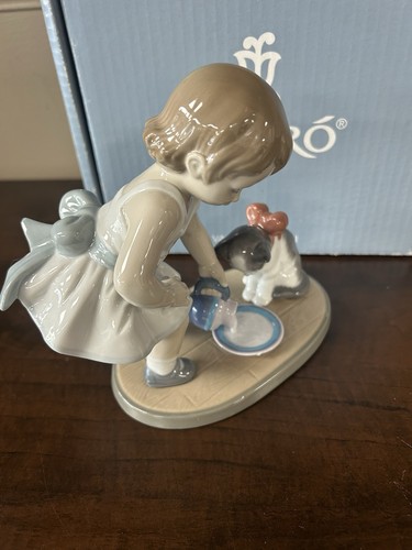 LLADRO KITTY'S BREAKFAST TIME GIRL FIGURINE #8498 - Picture 3 of 7