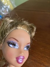 Muñeca Bratz Pestañas Enraizadas Sin Zapatos Ojos Morados