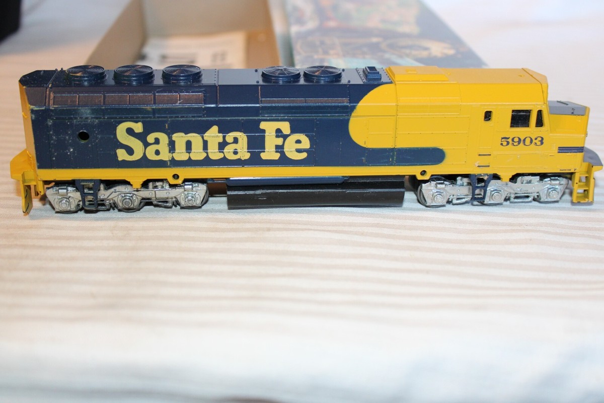 鉄道模型 Athearn EMD F45 Santa Fe #1928DC Version HO Scale Athearn, F45 Diesel Locomotive, Santa Fe, Blue