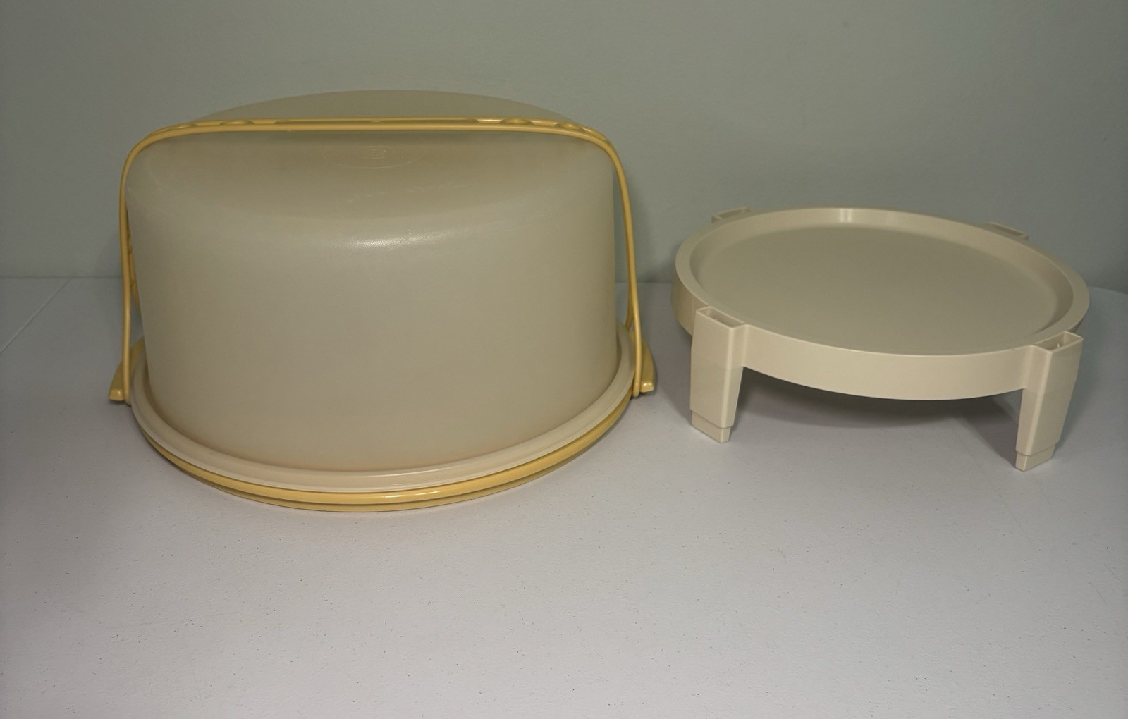 Tupperware 13 " Cake Taker Carrier Harvest Gold #1256 Pie Rack Handle