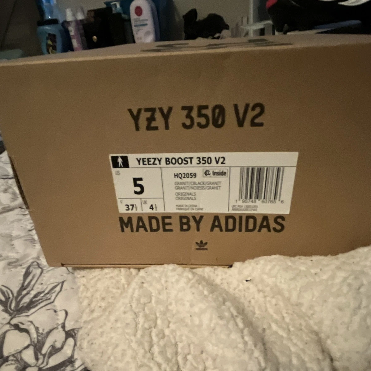 yeezy boost 350 original box V2 "Carbon Bone features an upper composed of re Box Yeezy Boost Falso Original