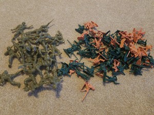 tan toy soldiers