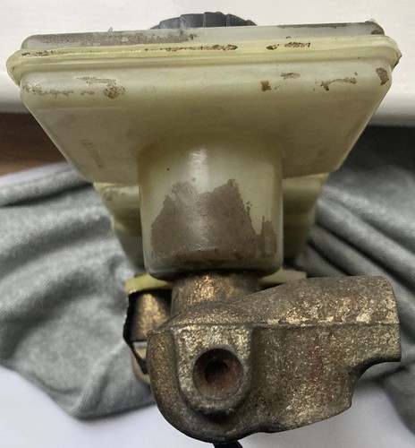Ford Transit Brake Master Cylinder & Reservoir 1980s Used - Picture 8 of 9