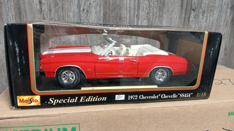 Maisto 1972 Chevelle SS 454 Convertible Special Edition Rare Red And White 1 18 