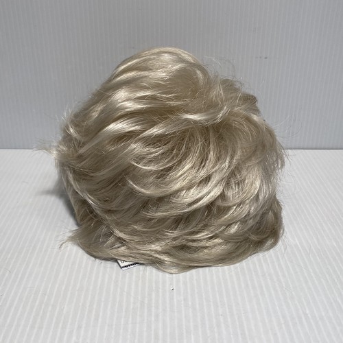WINNER Ultra PETITE PREMIUM Perücke von RAQUEL WELCH - Farbe ist eissüße Creme, Neu mit Etikett - Bild 2 von 9