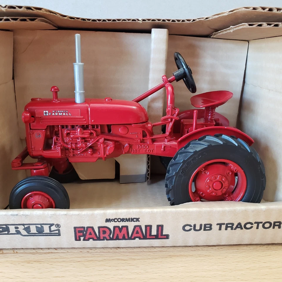 Ertl McCormick Farmall Cub Tractor Special Edition Diecast 1:16 - Image 4 of 4